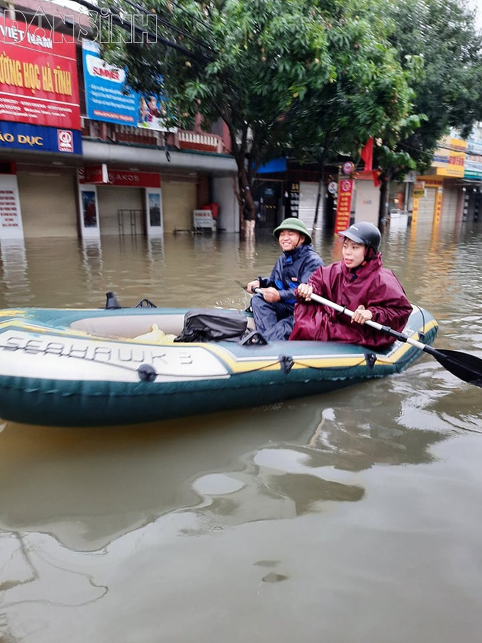 Thành phố Hà Tĩnh băng hà giữa biển lũ  - Ảnh 3.