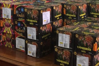 Bị bắt giữ khi mang hơn 1 tạ pháo đi tiêu thụ