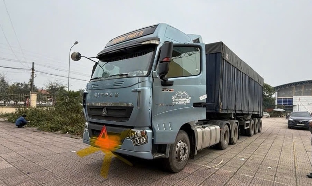 Chủ xe và tài xế ô tô đầu kéo bị phạt nặng vì lắp thêm nâng hạ container - 1