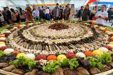 “Mâm cỗ lá truyền thống của người Mường lớn nhất Việt Nam”