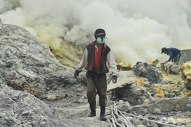 Cuộc sống của những người khai thác lưu huỳnh từ miệng núi lửa phun trào