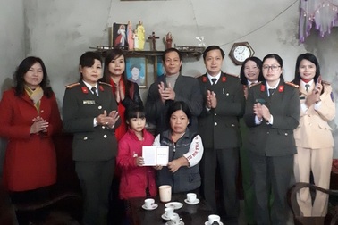 Ban Khuyến học Công an Phú Thọ trao sổ tiết kiệm, nhận đỡ đầu học sinh nghèo