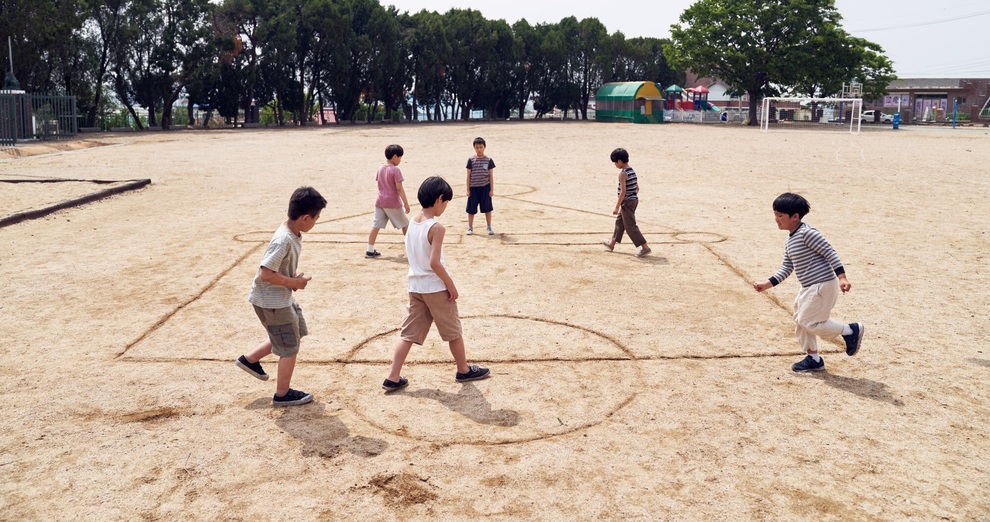 Các nước lo trẻ em bắt chước cảnh bạo lực từ cơn sốt Squid Game - 1 Các nước lo trẻ em bắt chước cảnh bạo lực từ cơn sốt Squid Game - 1
