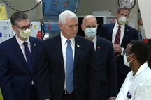 Phó Tổng thống Mỹ gây tranh cãi vì không đeo khẩu trang khi vào bệnh viện