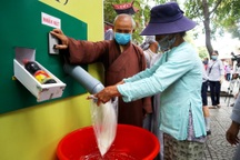 Người dân rơi nước mắt khi nhận quà từ “ATM gạo” đầu tiên tại Hội An