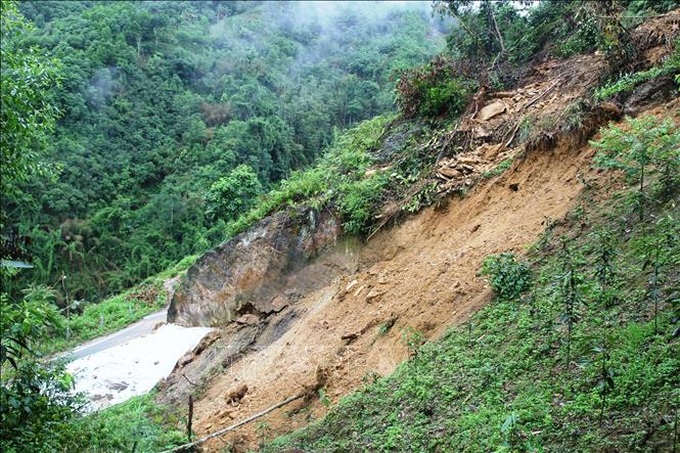 Thời điểm sạt lở vào sáng sớm không có người và tài sản tham gia giao thông nên không gây thiệt hại. Ảnh: Tuấn Anh/TTXVN.
