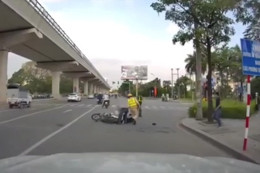 Chạy chốt 141, thanh niên đâm thẳng vào người cảnh sát