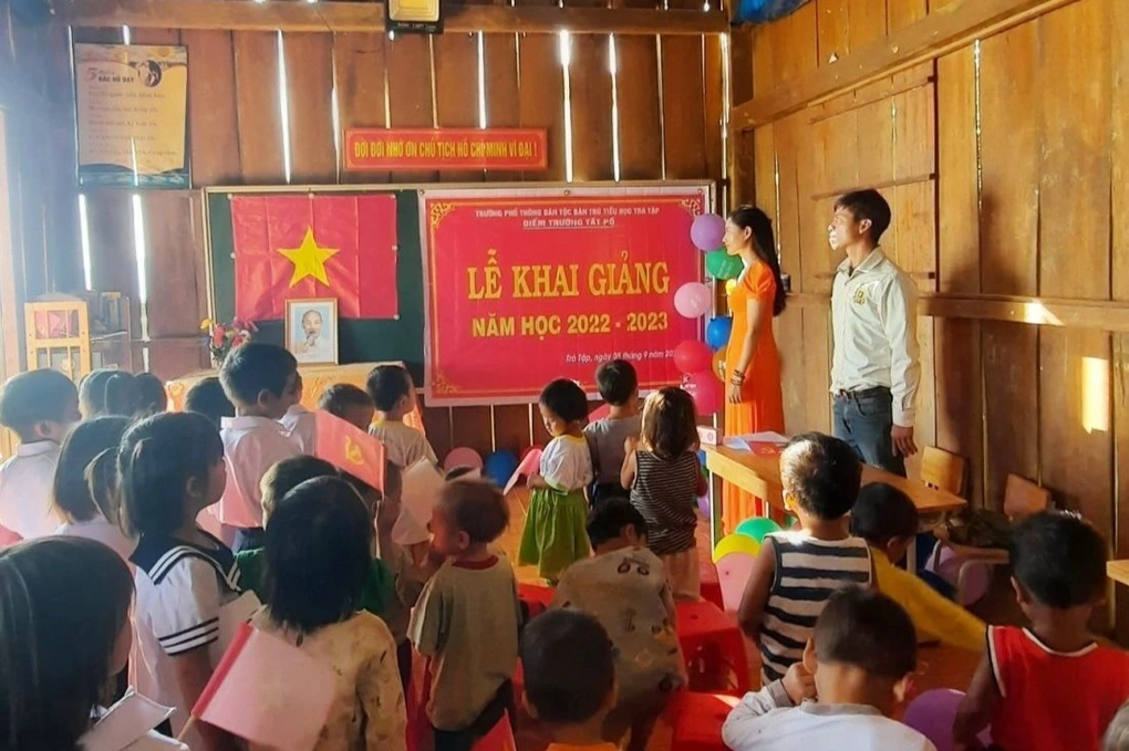 Lễ khai giảng đơn sơ giữa đại ngàn Trường Sơn - 2 Lễ khai giảng đơn sơ giữa đại ngàn Trường Sơn - 2