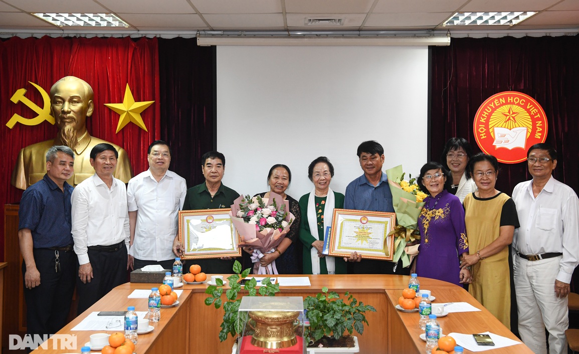 Trao Bảng vàng Khuyến tài cho 2 tác giả cuộc thi Nhân tài Đất Việt - 2 Trao Bảng vàng Khuyến tài cho 2 tác giả cuộc thi Nhân tài Đất Việt - 2