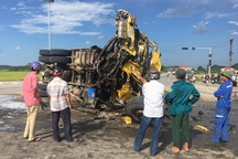 Kinh hoàng 2 xe "đối đầu"  ở ngã tư quốc lộ 7, tài xế bị thương nặng