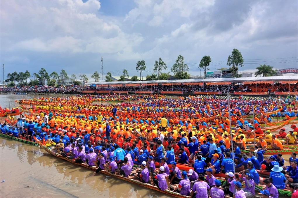 Đồng bào Khmer tưng bừng tranh tài đua ghe Ngo trên sông - 1 Đồng bào Khmer tưng bừng tranh tài đua ghe Ngo trên sông - 1