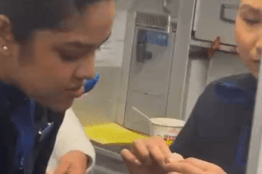 Khách Việt mời tiếp viên Ấn Độ trên máy bay ăn bánh tráng, cái kết bất ngờ