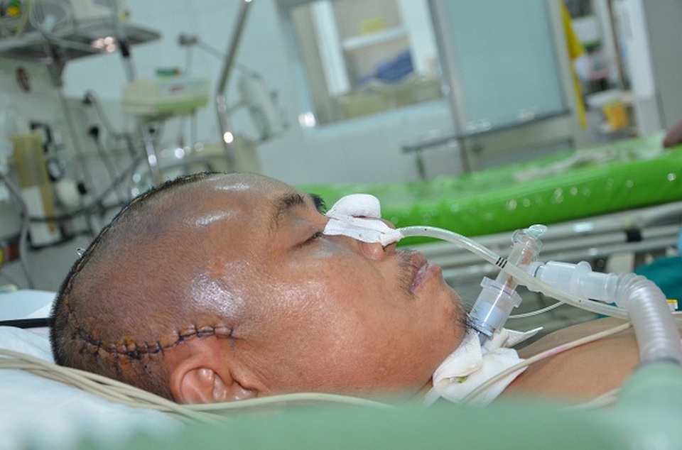 Người vợ nghẹn ngào đón nhận tấm lòng hảo tâm giúp đỡ chồng lúc nguy nan - 1 Người vợ nghẹn ngào đón nhận tấm lòng hảo tâm giúp đỡ chồng lúc nguy nan - 1