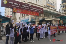 Cận Tết, y bác sĩ "xuống đường" đòi lương