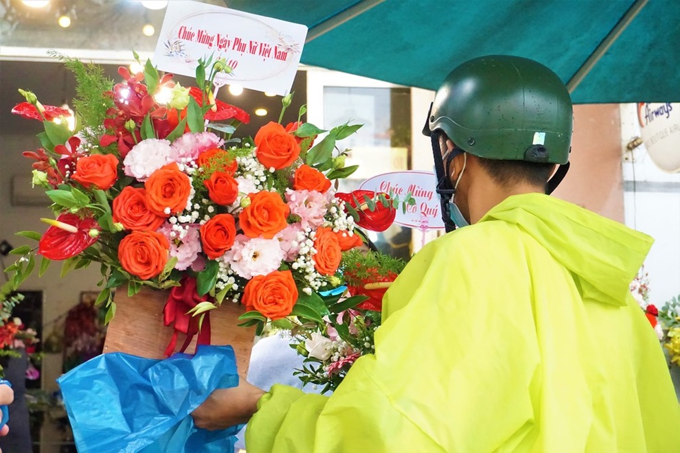 Dịp lễ 20/10, giới buôn hoa liêu xiêu vì giá hoa cao, người mua e dè - 8 Dịp lễ 20/10, giới buôn hoa liêu xiêu vì giá hoa cao, người mua e dè - 8