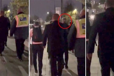 Méo mặt vì tắc đường, thầy trò Mourinho đi bộ tới sân Old Trafford