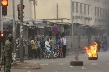 Quân nổi loạn cướp phá sau vụ đảo chính