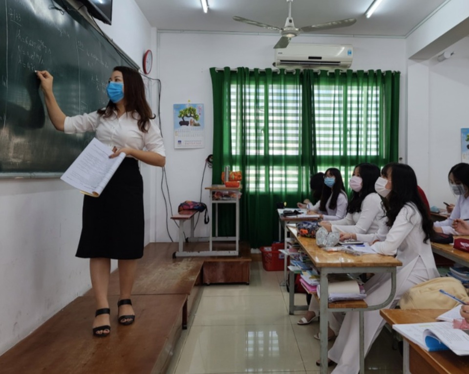 TPHCM: Học sinh khối 9 và 12 tiếp tục được đến trường - 1 TPHCM: Học sinh khối 9 và 12 tiếp tục được đến trường - 1