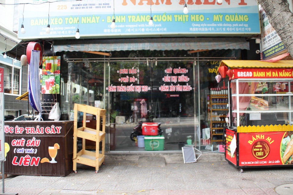 Đà Nẵng: Hàng quán cửa đóng then cài, phố phường vắng vẻ - 3 Đà Nẵng: Hàng quán cửa đóng then cài, phố phường vắng vẻ - 3