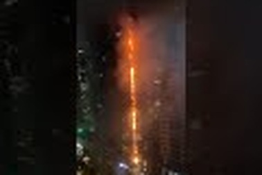 Chung cư 24 tầng ở Thổ Nhĩ Kỳ cháy như cột lửa