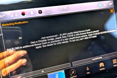 Jeep gây tranh cãi với quảng cáo nhảy ra trên màn hình trong xe