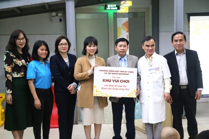Đại diện MIKGroup trao tặng Khu vui chơi cho Bệnh viện Trung ương Huế.