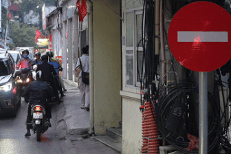 Hà Nội: Hàng trăm xe máy "vô tư" đi vào đường cấm cắm biển một chiều