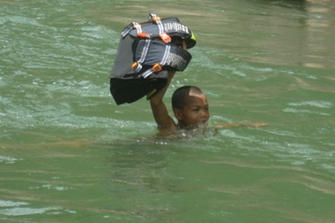 Bộ GTVT chỉ đạo khắc phục tình trạng học sinh vượt sông tìm chữ 