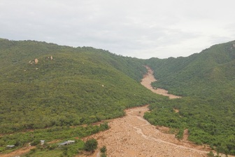 Vỡ hồ chứa nước ở Lâm Đồng: Cả nhà vừa chạy ra cổng liền bị lũ cuốn