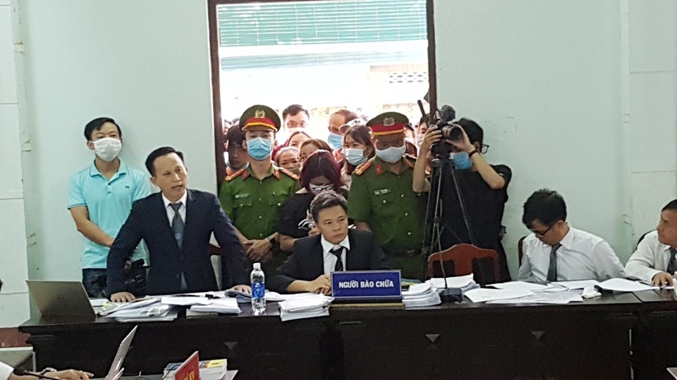 Vì sao hoãn phiên xử vụ bác sĩ hiếp dâm, đánh đập nữ điều dưỡng? - 3 Vì sao hoãn phiên xử vụ bác sĩ hiếp dâm, đánh đập nữ điều dưỡng? - 3
