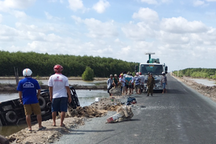 Lật xe chở bia, mẹ tử vong, con bị thương nặng