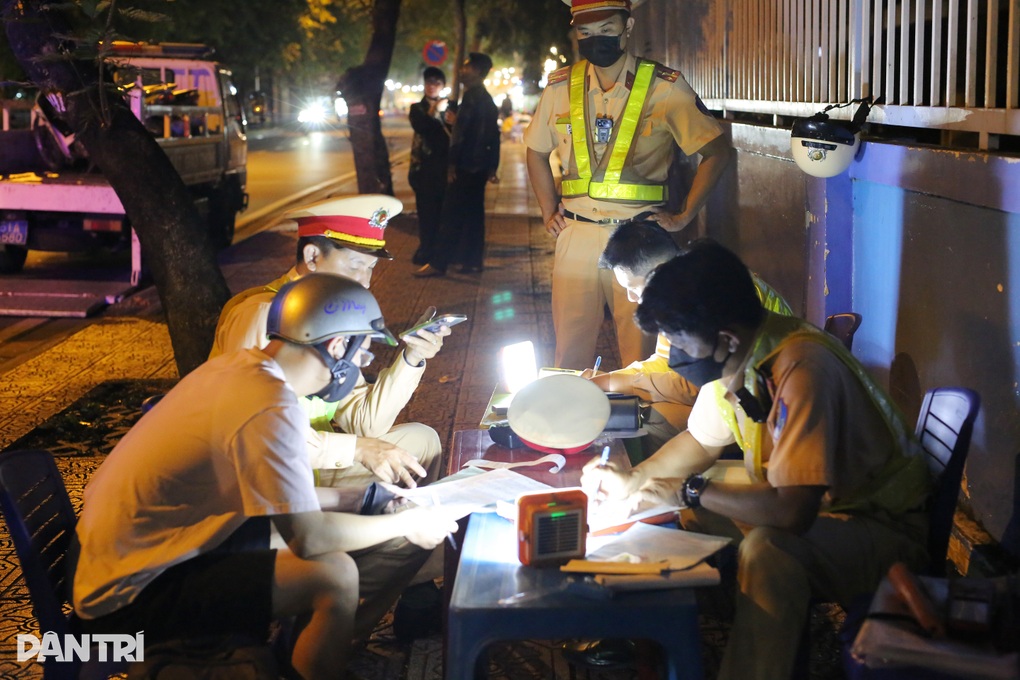 Thanh niên có nồng độ cồn, chở bạn gái thông chốt CSGT ở TPHCM - 1 Thanh niên có nồng độ cồn, chở bạn gái thông chốt CSGT ở TPHCM - 1
