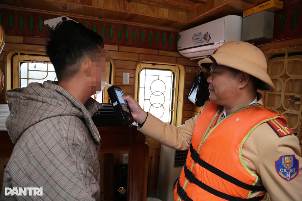 CSGT Hà Nội kiểm tra nồng độ cồn người lái tàu trên sông Hồng - 2 CSGT Hà Nội kiểm tra nồng độ cồn người lái tàu trên sông Hồng - 2