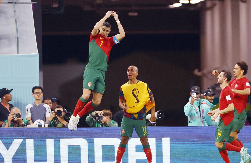 Phản ứng của C.Ronaldo khi chứng kiến đối thủ nhái cách ăn mừng - 6 Phản ứng của C.Ronaldo khi chứng kiến đối thủ nhái cách ăn mừng - 6