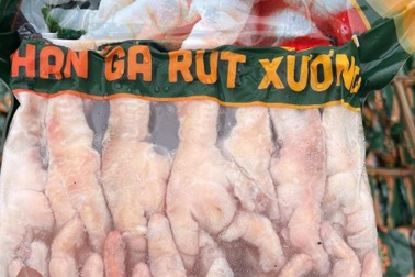 Thu giữ hơn 5,3 tấn chân gà rút xương không rõ nguồn gốc