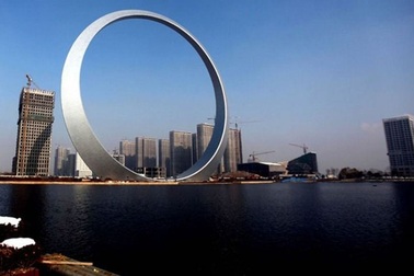 Trung Quốc: Công trình nghệ thuật 17 triệu USD thành cầu trượt cho trẻ em