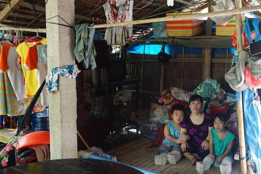 Người phụ nữ có đôi chân tí hon và nỗi bất hạnh bị chồng phụ bạc - 3 Người phụ nữ có đôi chân tí hon và nỗi bất hạnh bị chồng phụ bạc - 3