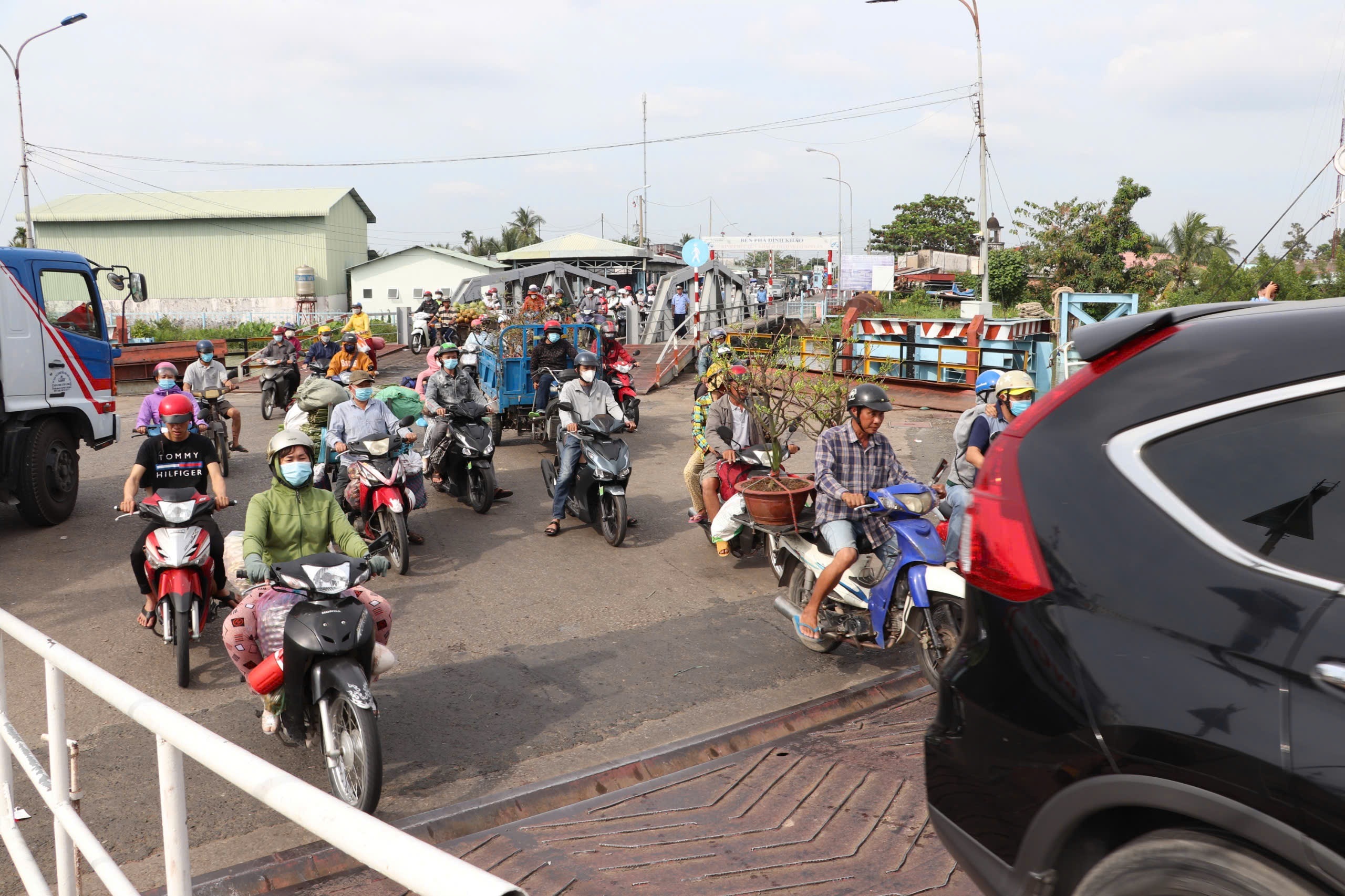 El ferry que conecta Vinh Long y Ben Tre detiene temporalmente su funcionamiento para reemplazar el puente de pontones - 2 Phà nối Vĩnh Long - Bến Tre tạm dừng hoạt động để thay cầu phao - 2