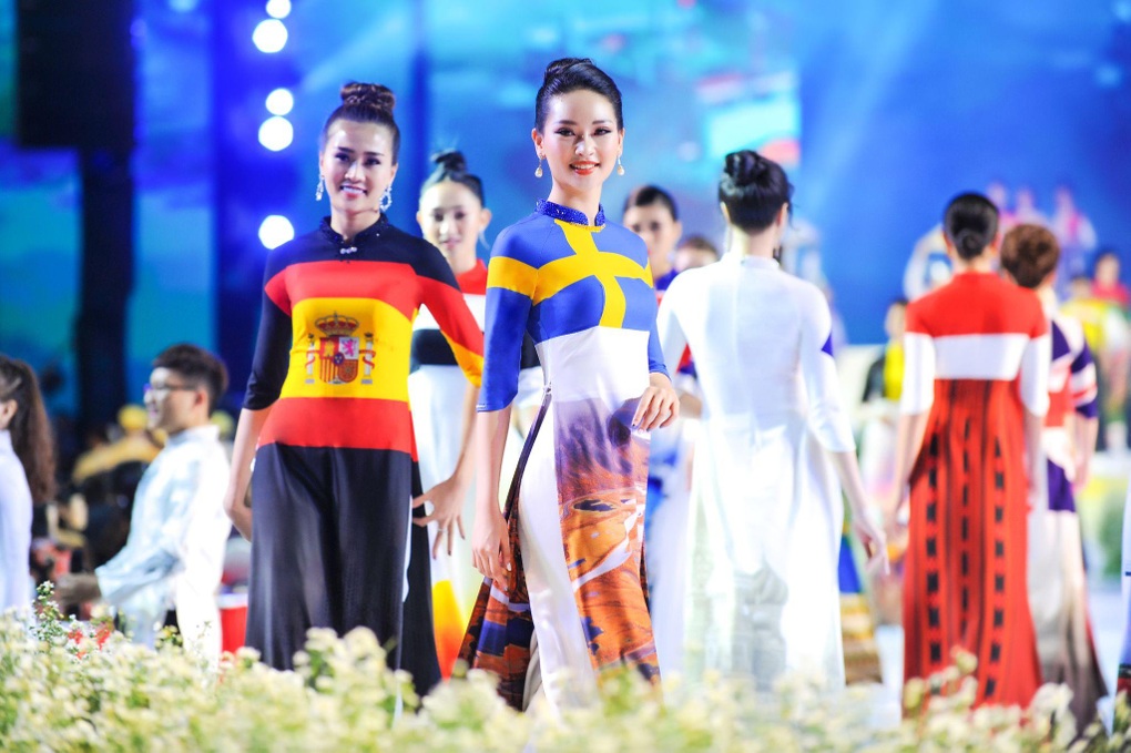 NTK Đỗ Trịnh Hoài Nam làm đại sứ Lễ hội Áo dài TPHCM - 5 NTK Đỗ Trịnh Hoài Nam làm đại sứ Lễ hội Áo dài TPHCM - 5