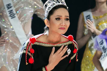 H’Hen Niê gây sốt khi diện trang phục cô gái Ê-Đê, đi chân trần trao vương miện cho tân Hoa hậu