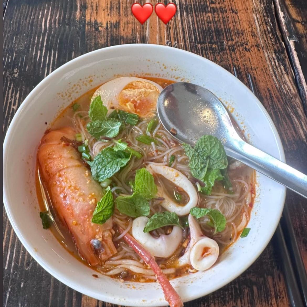 Nữ hoàng gợi cảm Lee Hyori mê cafe sữa đá vỉa hè, nón lá Việt Nam - 2 Nữ hoàng gợi cảm Lee Hyori mê cafe sữa đá vỉa hè, nón lá Việt Nam - 2