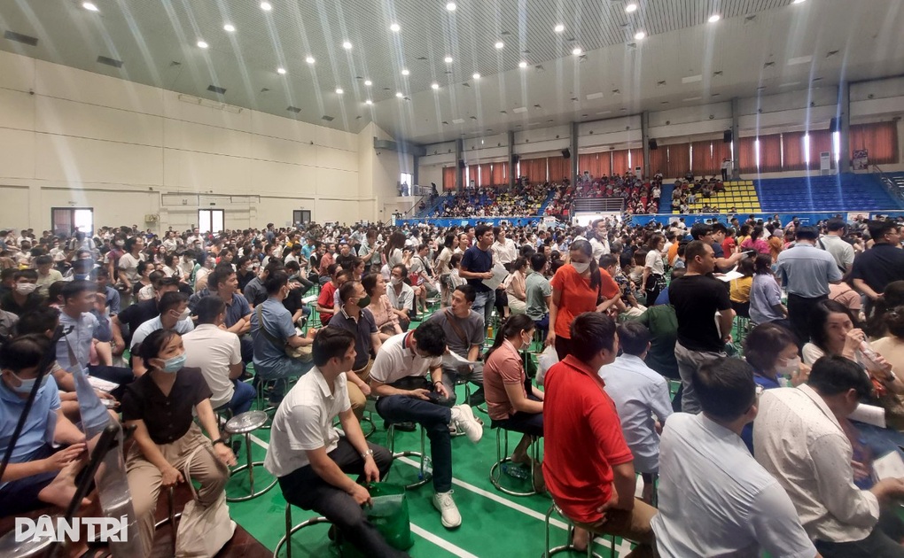 Nghìn người nhễ nhại bốc thăm mua nhà, khốc liệt qua lá phiếu may rủi - 2 Nghìn người nhễ nhại bốc thăm mua nhà, khốc liệt qua lá phiếu may rủi - 2
