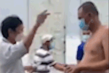 "Đại gia Pijama" cầm cọc tiền phát cho người thuê phòng