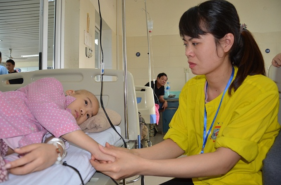 Nhói lòng nghe bé gái bị ung thư xương hỏi: Mẹ ơi chân con đâu rồi? - 6 Nhói lòng nghe bé gái bị ung thư xương hỏi: Mẹ ơi chân con đâu rồi? - 6