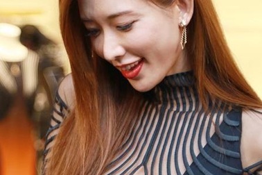 Lâm Chí Linh khoe da trắng sứ, má bầu bĩnh và thềm ngực đầy