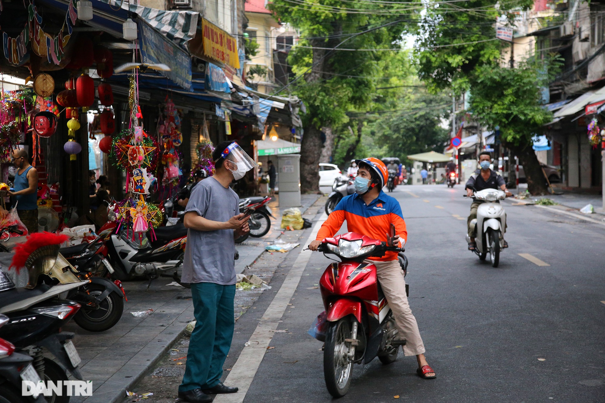 Chợ trung thu phố cổ Hà Nội vắng lặng chưa từng có - 2 Chợ trung thu phố cổ Hà Nội vắng lặng chưa từng có - 2