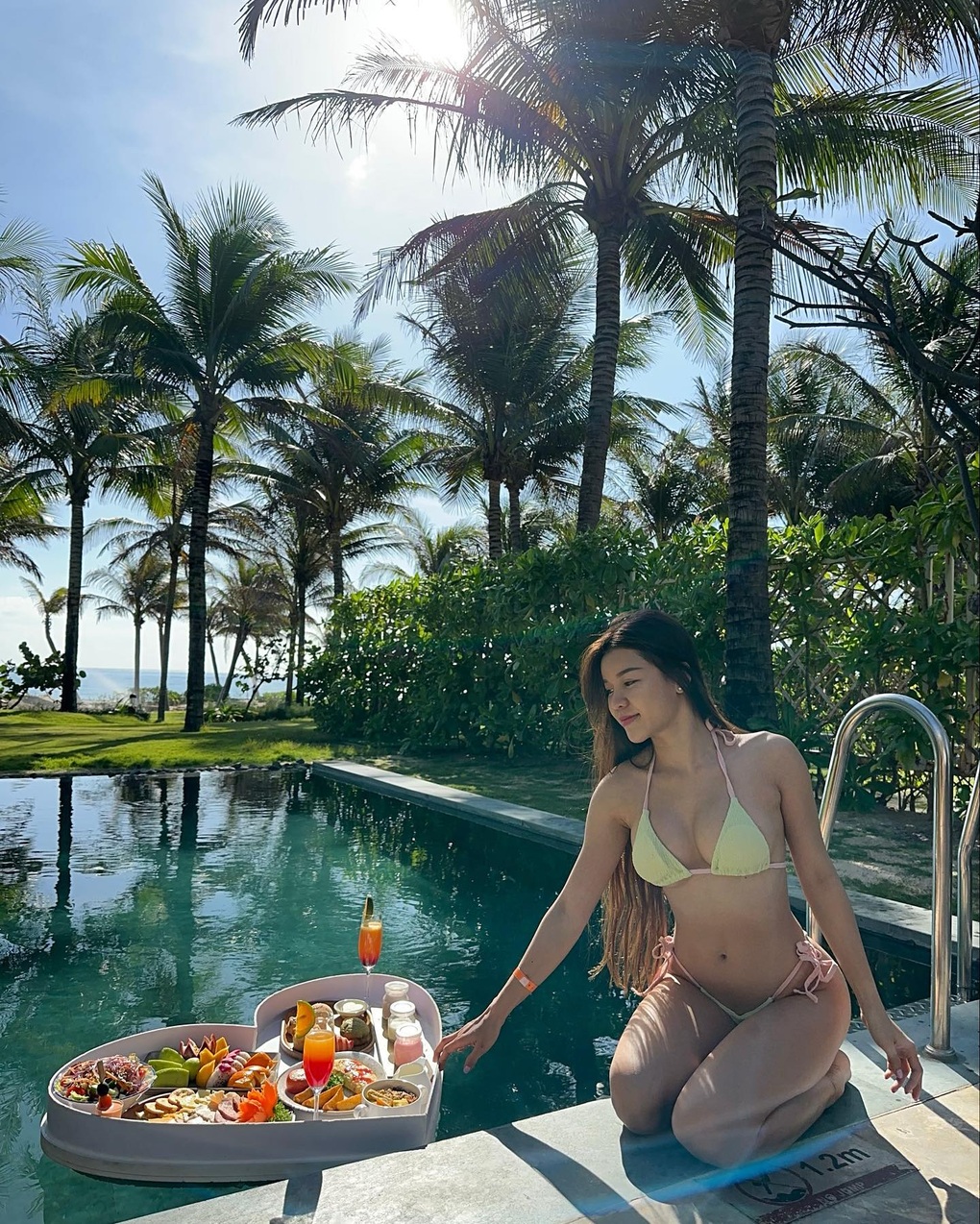 Vợ, bạn gái cầu thủ Việt đọ dáng nóng bỏng với bikini - 4 Vợ, bạn gái cầu thủ Việt đọ dáng nóng bỏng với bikini - 4