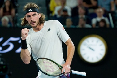 Tsitsipas đối đầu với Khachanov tại bán kết Australian Open 2023