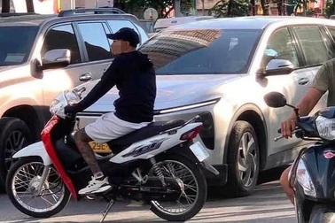 Xác minh clip tài xế ô tô và xe máy liên tục tạt đầu, "ghè" nhau trên đường