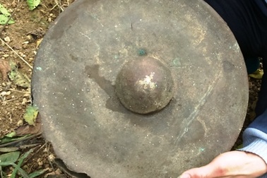 Vào hang đá chơi, phát hiện chiêng đồng cổ